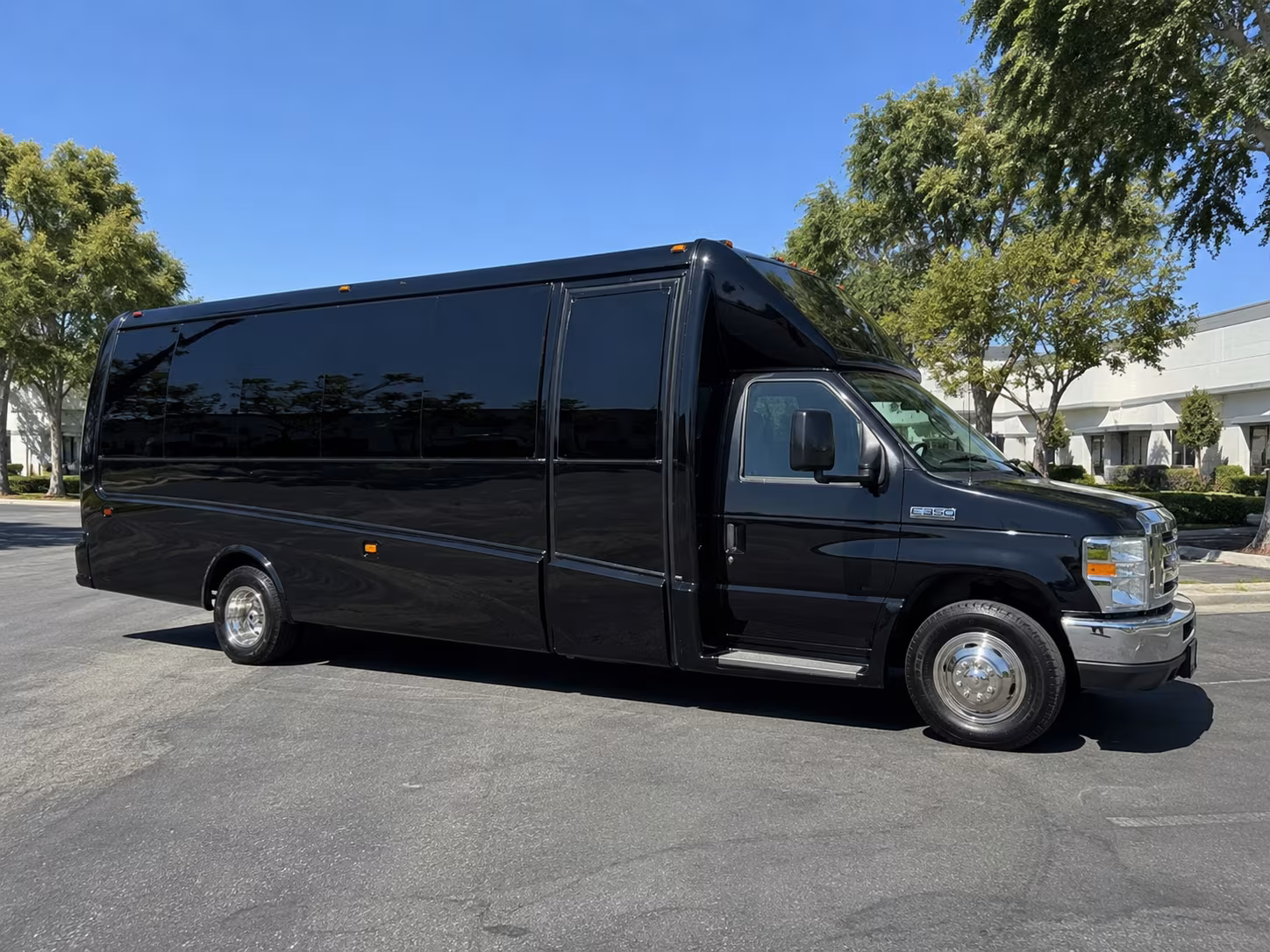 milwaukee corporate retreat shuttle bus rentals